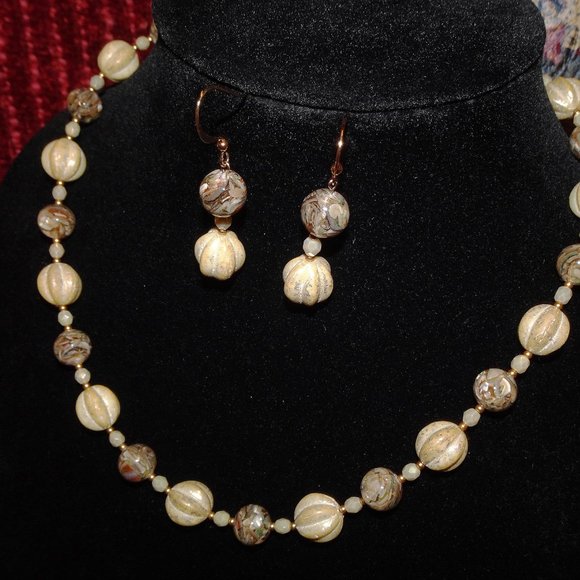 Handmade necklace & earring set with creamy Czech melon beads - Picture 4 of 7